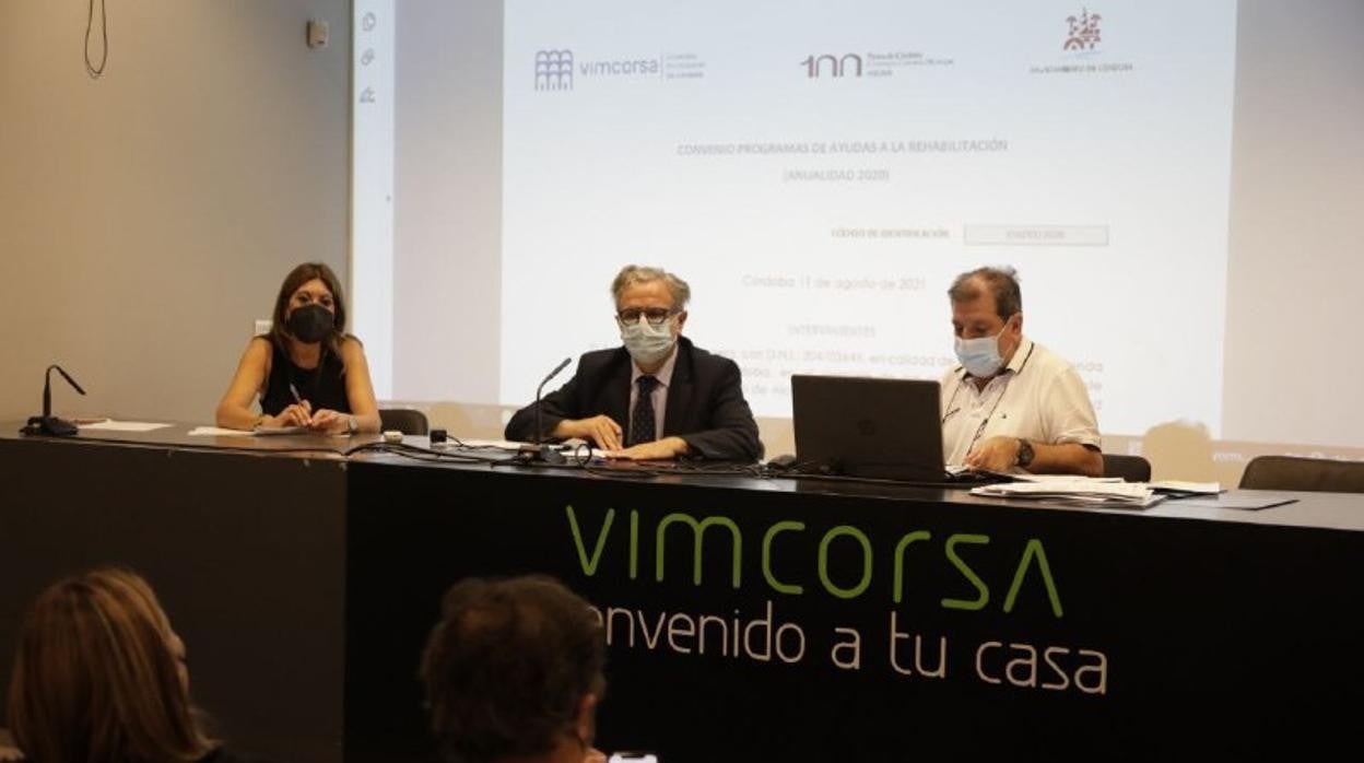 Salvador Fuentes, en el centro, durante la entrega de las ayudas en Vimcorsa