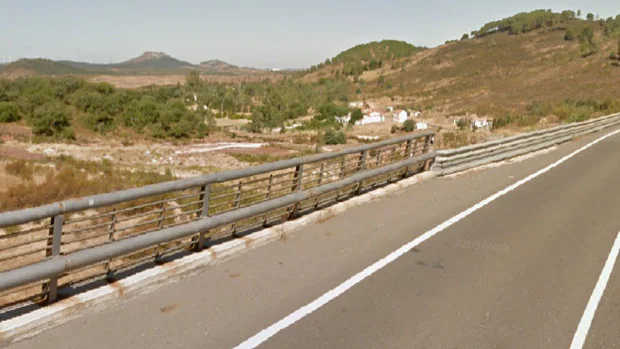Una mujer muere al caer su vehículo por un puente en la carretera A-495 en la localidad onubense de Alosno
