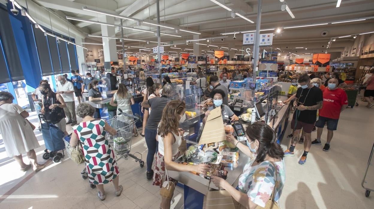 Público en el nuevo Lidl de la carretera de Trassierra en Córdoba