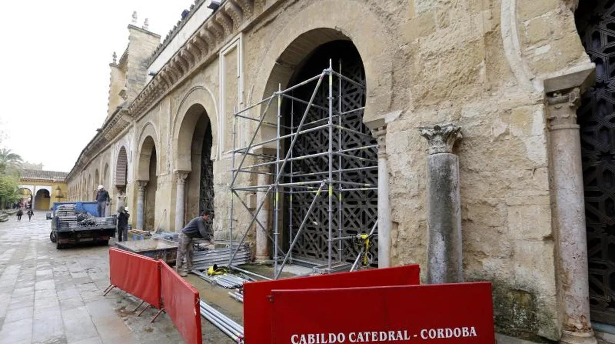 Retirada de la celosía de la Mezquita-Catedral en marzo de 2017