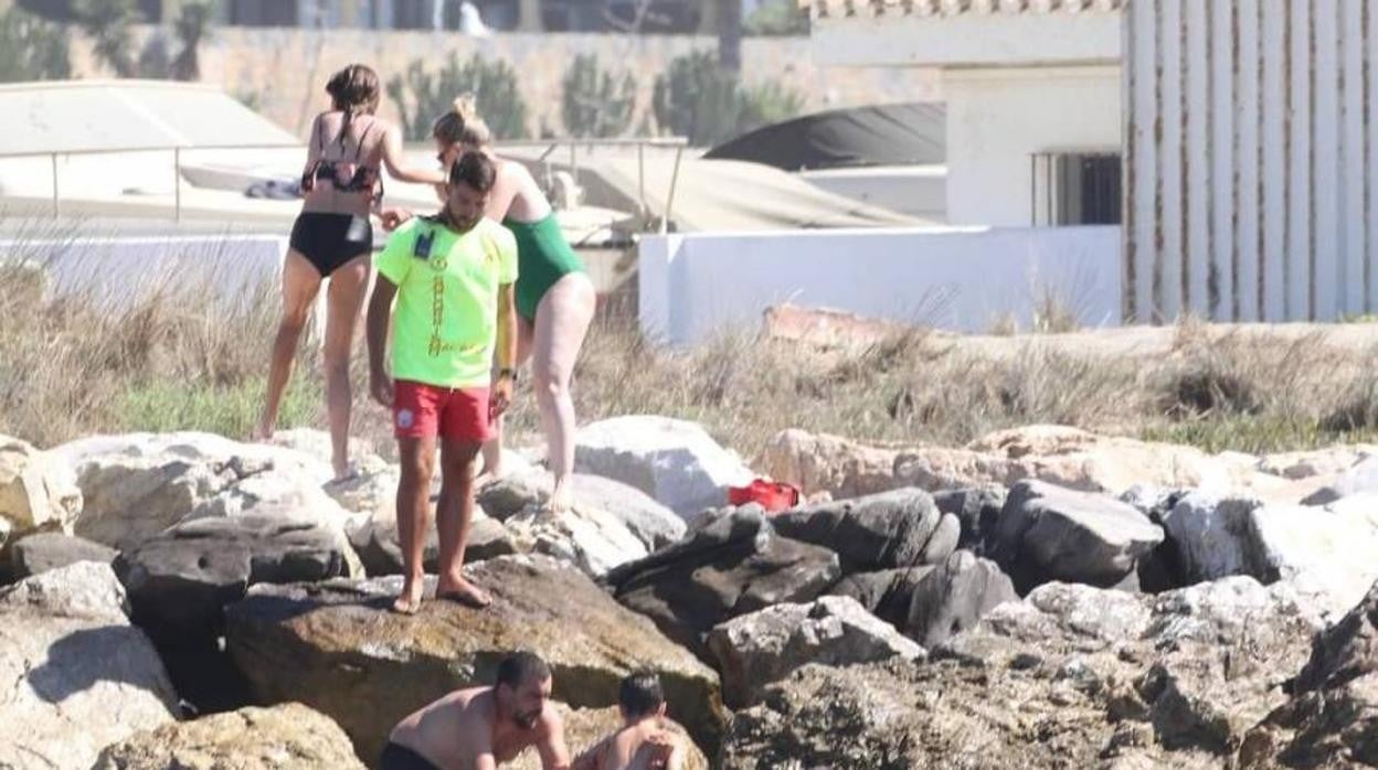 Un socorrista herido en un rescate de ocho personas atrapadas por el oleaje en Marbella