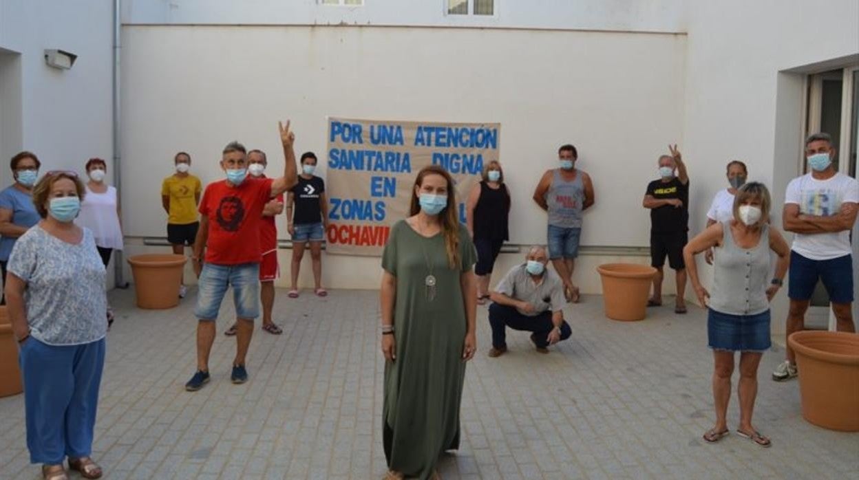 Vecinos de Ochavillo del Río en una concentración por la atención sanitaria