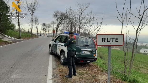 Roba dos jamones en un supermercado de Rute tras no poder hacerse con la caja