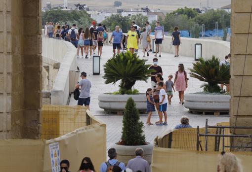 Visitantes en Córdoba ayer junto a la Puerta del Puente