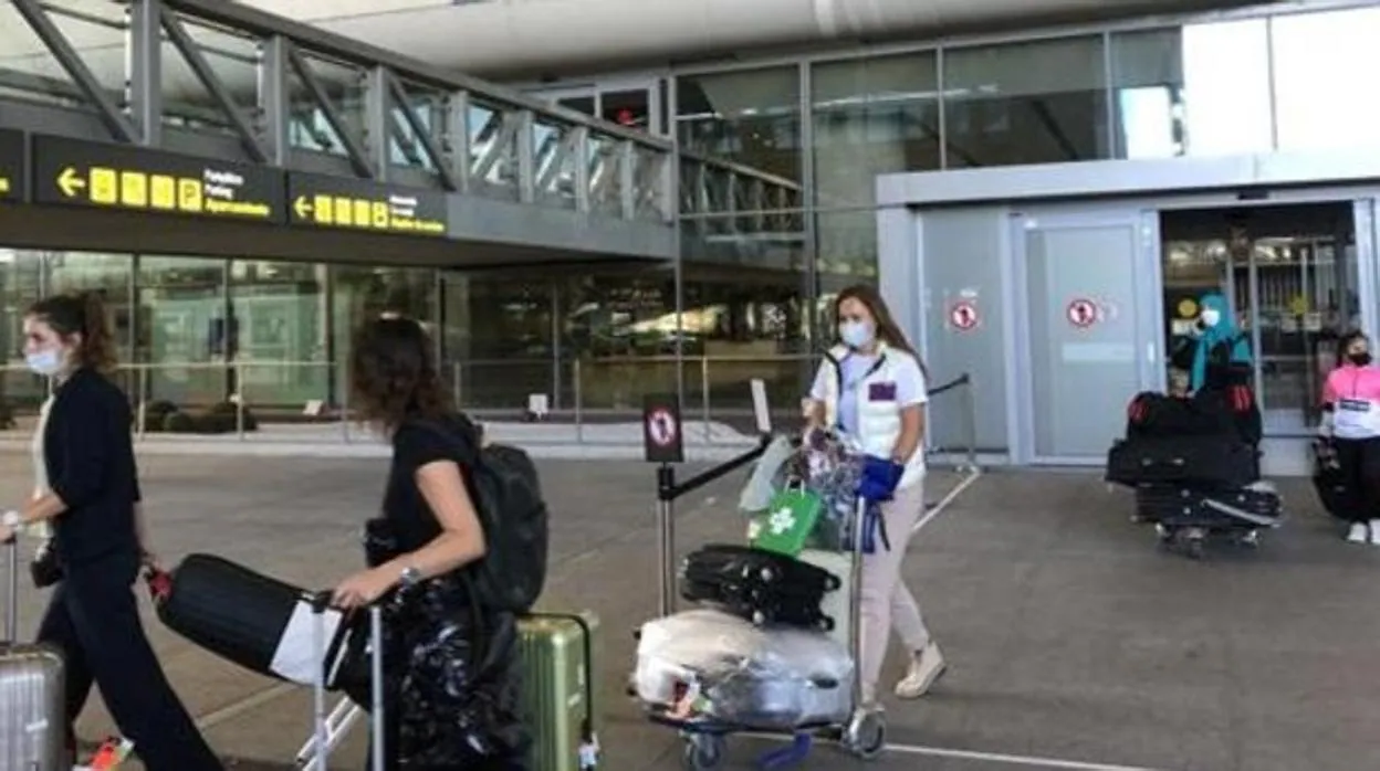Turistas llegando al Aeropuerto de Málaga, donde dos grupos les robaban su equipaje