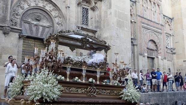 La Virgen del Tránsito saldrá a la puerta de su iglesia para el rezo del Vía Lucis en la plaza de San Basilio