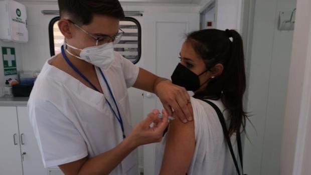 Andalucía abre una campaña de vacunación masiva sin cita contra el Covid en las playas