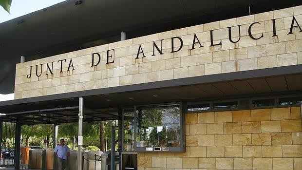 La 'patata caliente' de echar a los «enchufados» de la Junta de Andalucía