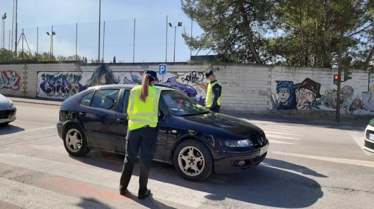 Agentes de la Guardia Civil en una imagen de archivo en Baena