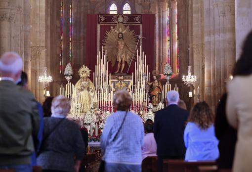 Altar de cultos del Domingo de Resurrección en el ábside de Santa Marina