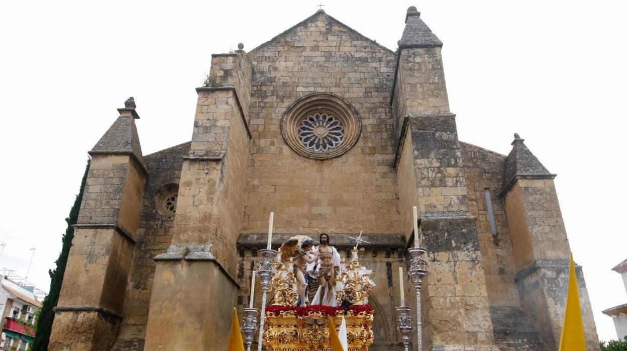 Fachada de la parroquia de Santa Marina, durante la salida del Resucitado en abril de 2019