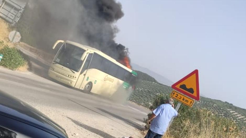 Arde un autobús de línea en Rute tras un fallo del motor