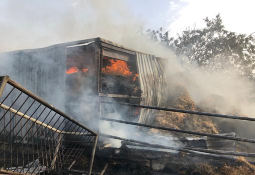 Incendio en la Hacienda La Albaida, en una imagen del twitter oficioso de los bomberos de Córdoba