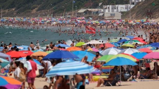 El turismo familiar en las playas de Andalucía salva la temporada