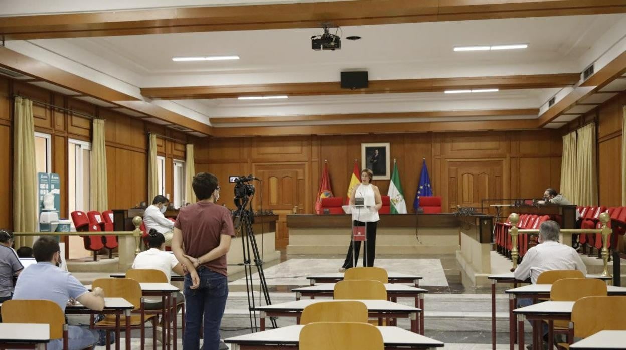 La delegada de Servicios Sociales, Ana Cantador, en el salón de Plenos del Ayuntamiento de Córdoba