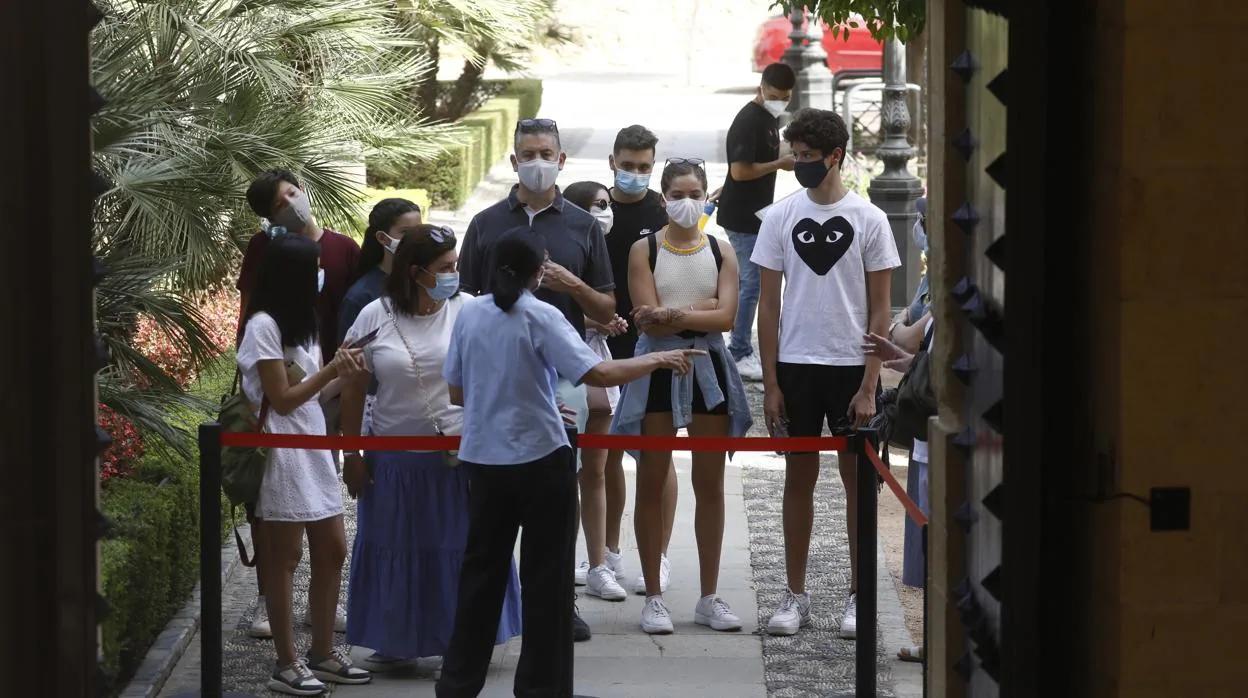 Turistas esperan el momento de entrar al Alcázar de los Reyes Cristianos de Córdoba