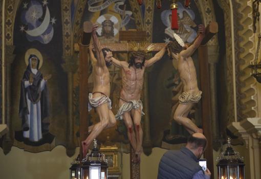 El Cristo de la Oración y Caridad, con los dos ladrones, en abril de 2021