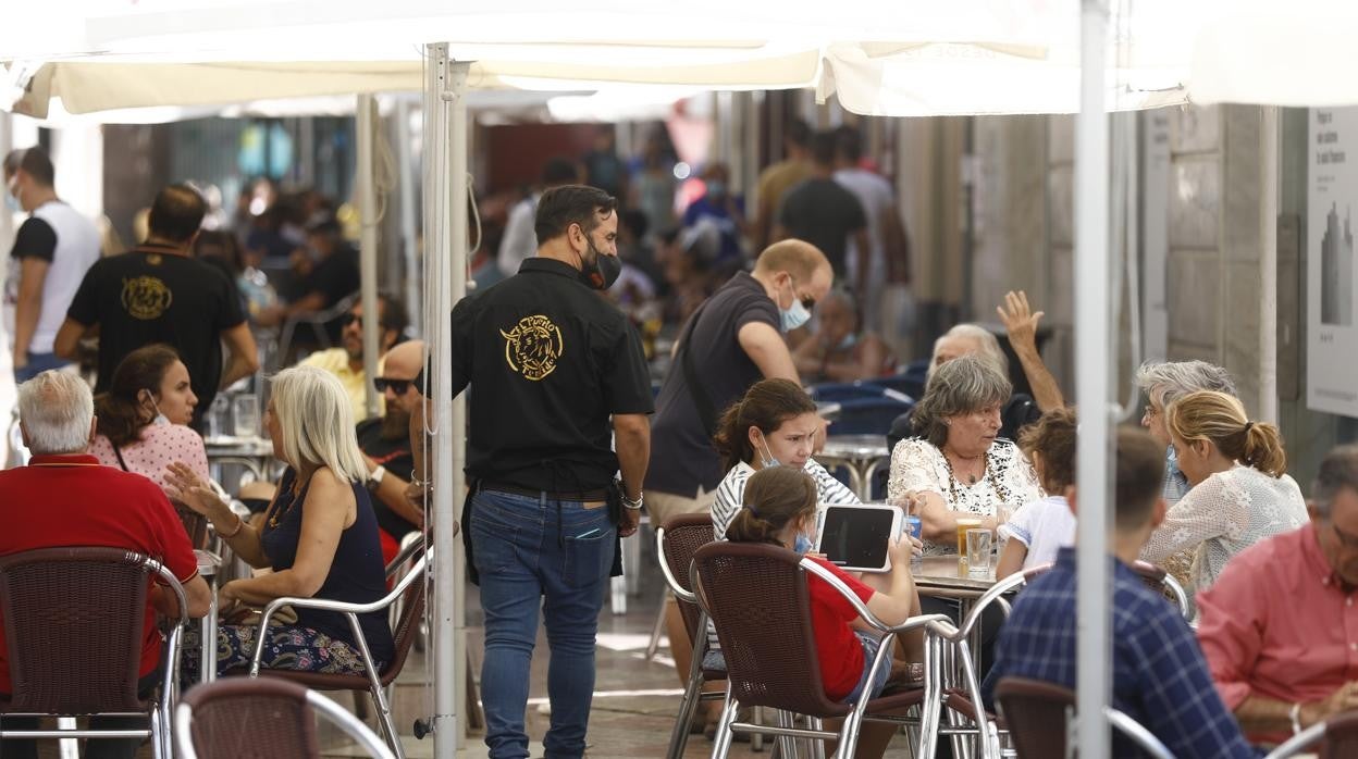 Veladores con clientes en el verano de 2021 en Córdoba