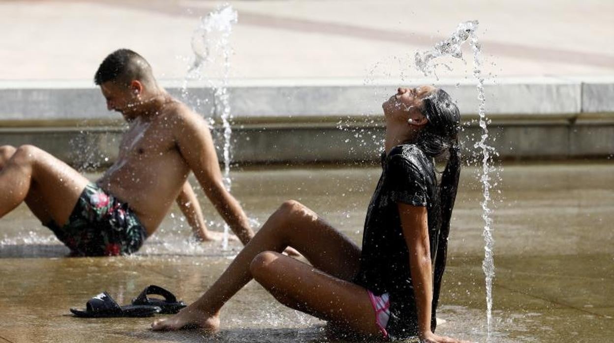 Turistas refrescándose en Córdoba el pasado puente de agosto, en plena ola de calor