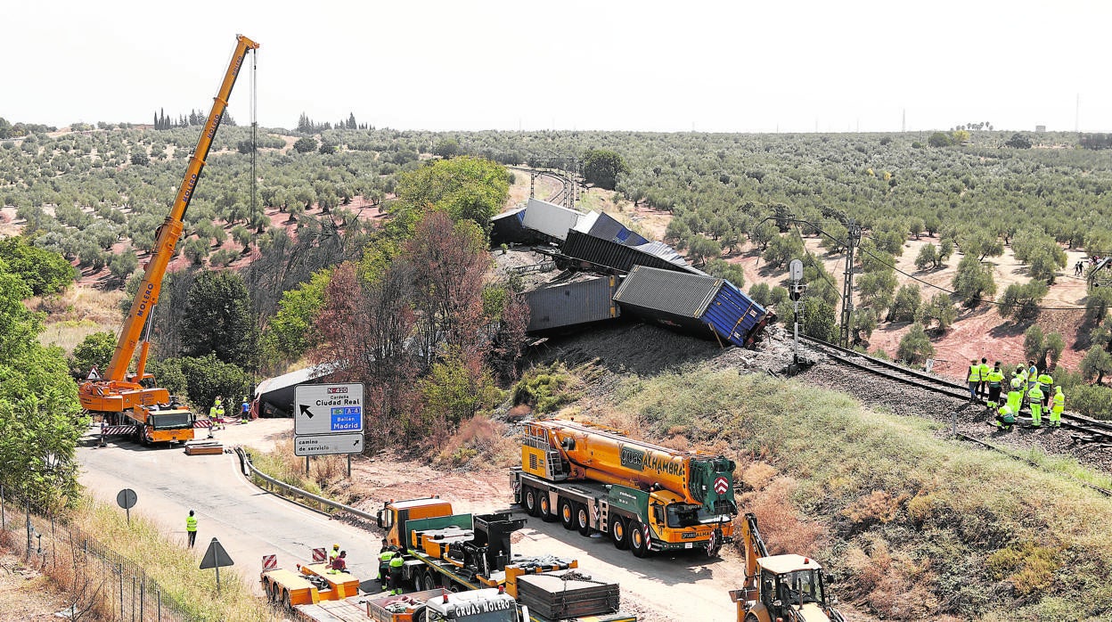 Trabajos de retirada de los vagones descarrilados en Montoro