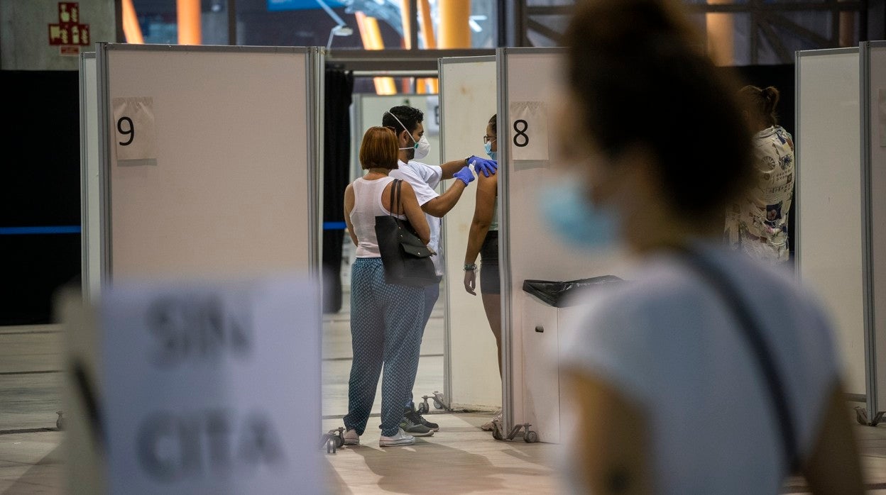 Puestos de vacunación en el Palacio de Ferias y Congresos de Málaga (Fycma)