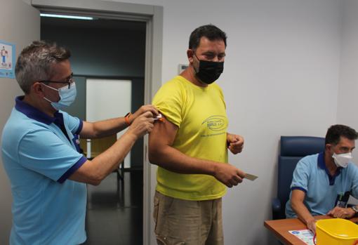 Un hombre se prepara para recibir la vacuna del coronavirus