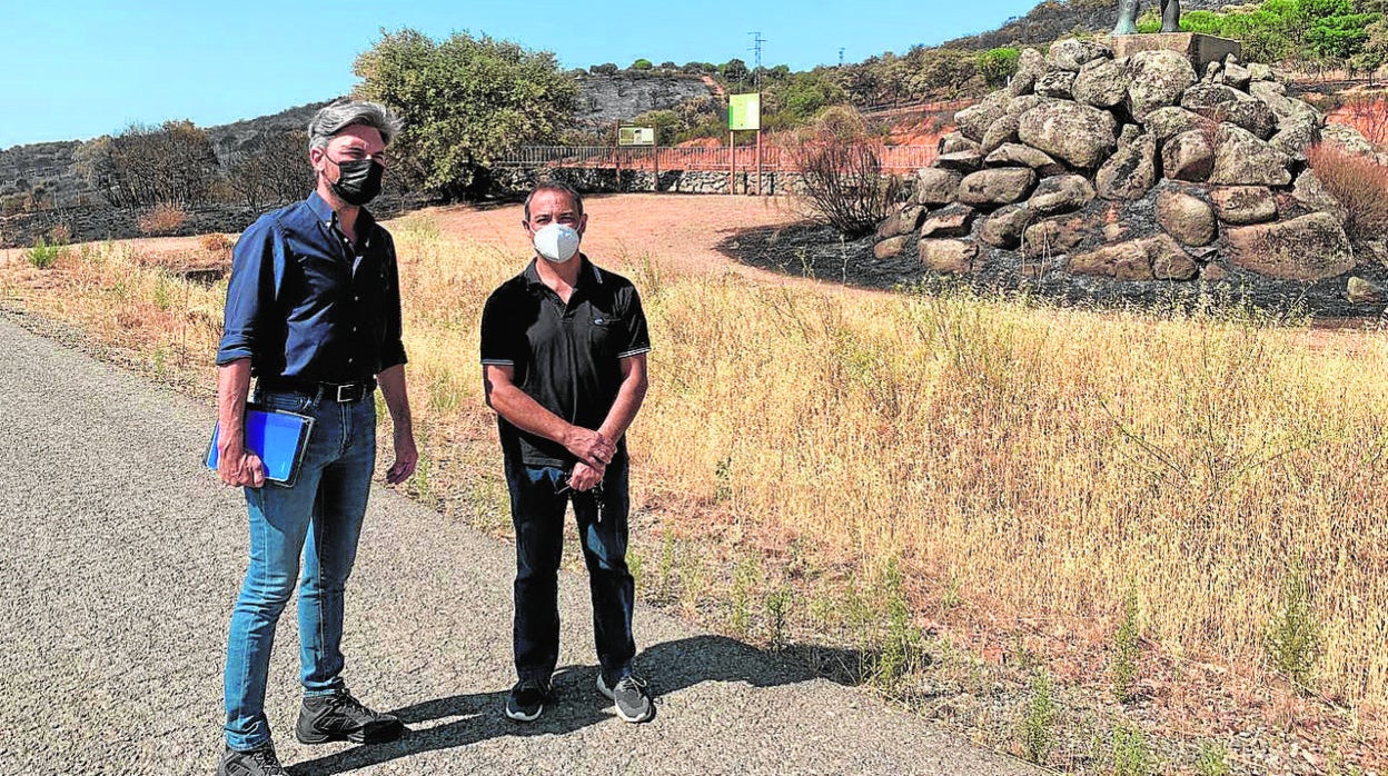 El diputado Andrés Lorite (izquierda) en su visita a Alcaracejos