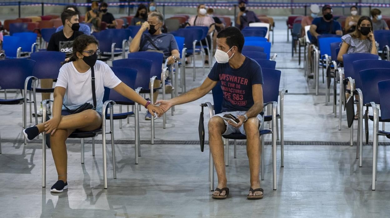 Malagueños esperando en el punto de vacunación contra el Covid en Málaga capital