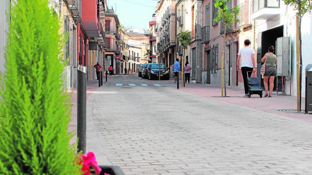 El Ayuntamiento de Lucena termina la remodelación de la calle Álamos tras asumir las quejas de los vecinos