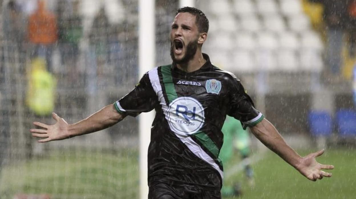Florin Andone, en un partido con la camiseta del Córdoba
