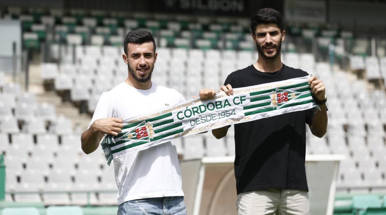 Carlos Puga y Ricardo Visus, con una bufanda del Córdoba CF