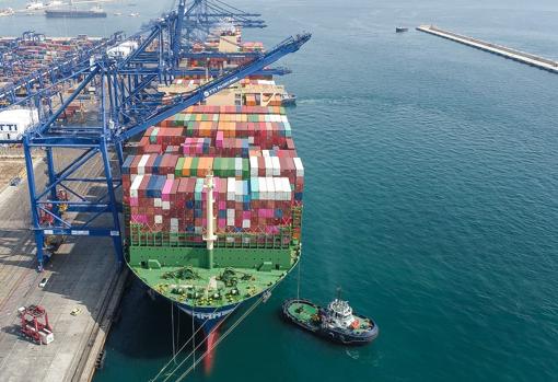 Mercante portacontenedores en el Puerto de Algeciras