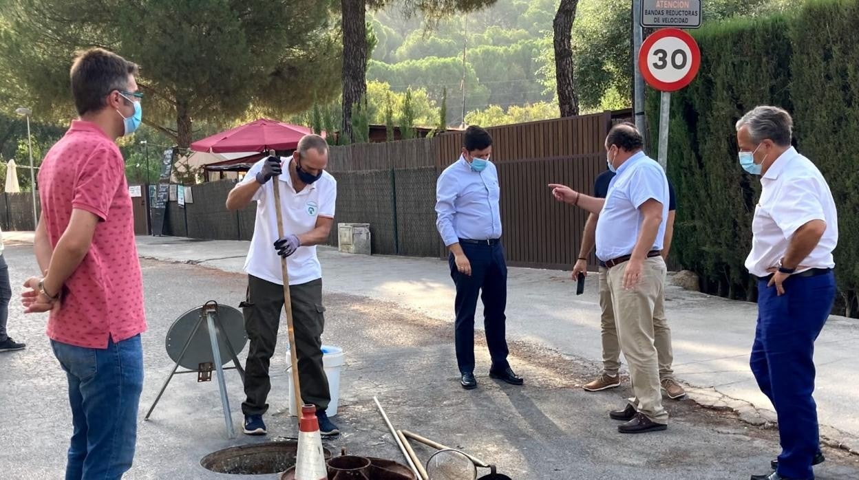 Trabajos en el alcantarillado de Las Jaras