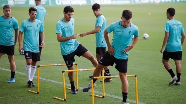 El Córdoba CF se mide al Recreativo Granada para ensayar nuevas variantes en defensa