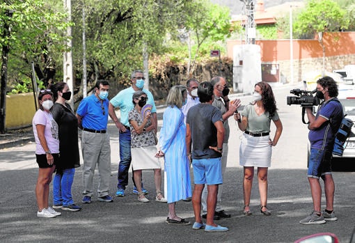 Los vecinos atienden en un directo a una televisión nacional en el día de ayer