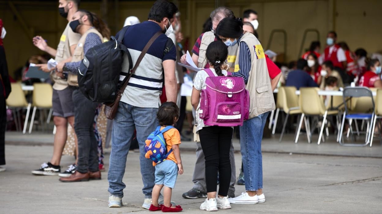 Una familia de refugiados afganos, al llegar a Torrejón de Ardoz