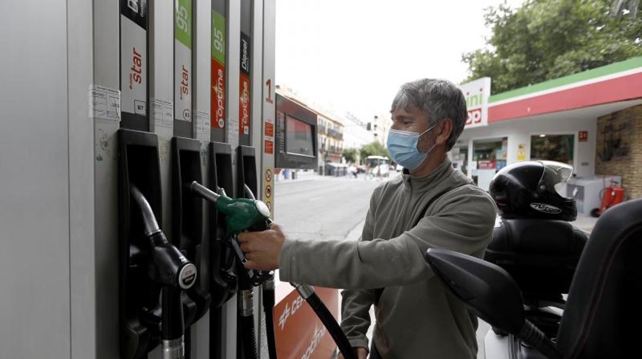 Un hombre reposta en una gasolinera del Centro de Córdoba el pasado mes de junio