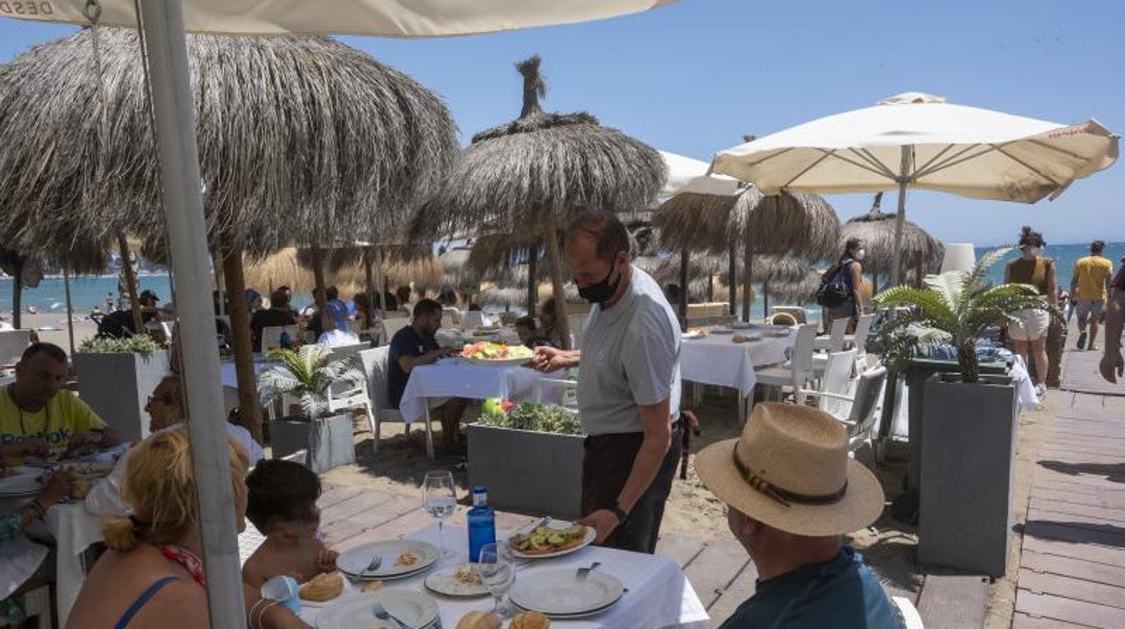 Chiringuitos en la zona de playa de Huelín en Málaga