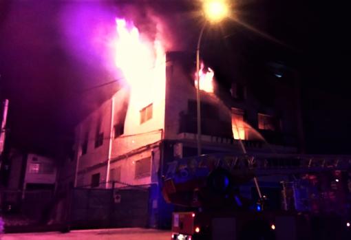 Bomberos sofocando las llamas