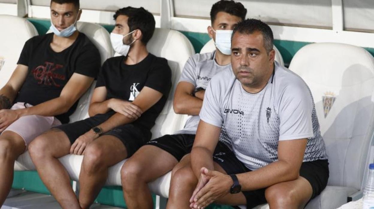 Germán Crespo, junto a sus ayudantes en el banquillo del Córdoba