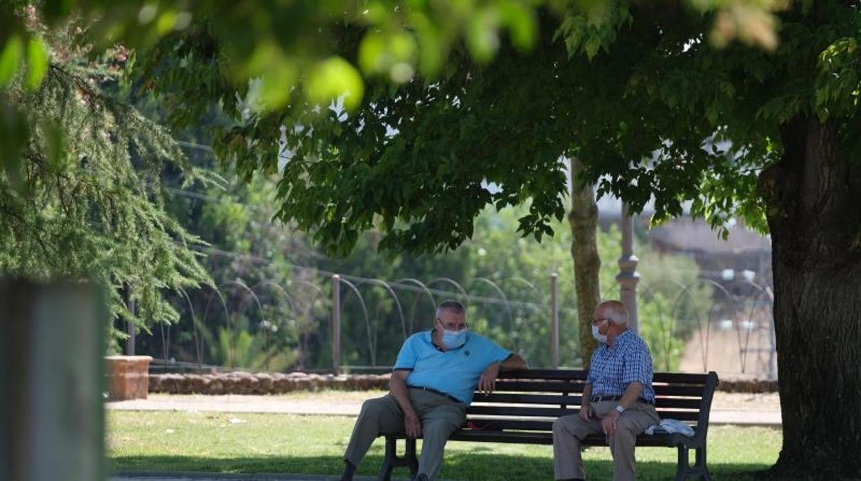 Dos vecinos charlan en un parque en una localidad cordobesa