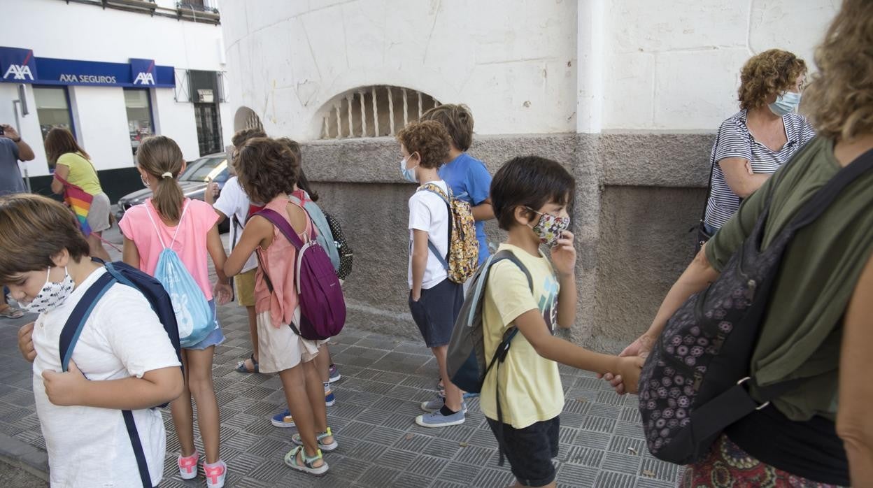 Niños salen del colegio con las mascarillas puestas en el colegio José María del Campo