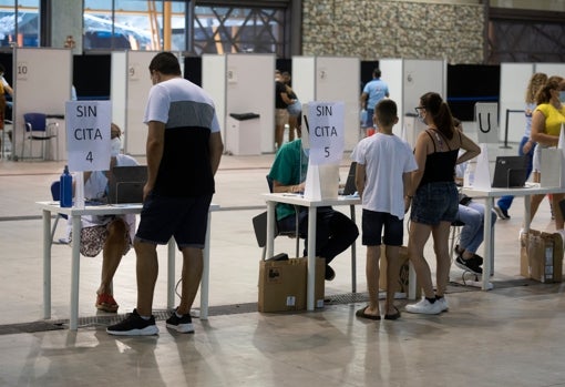 Punto de vacunación en el Palacio de Ferias y Congresos de Málaga