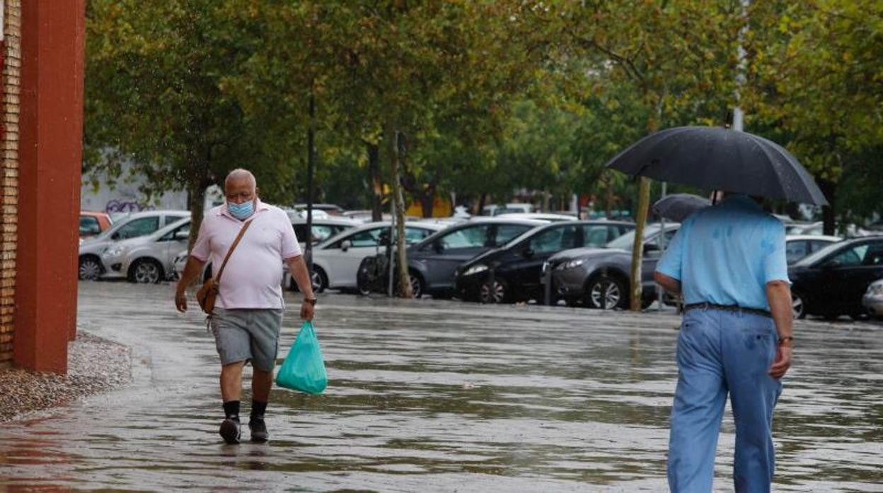 Dos hombres pasean bajo la lluvia en una imagen de archivo