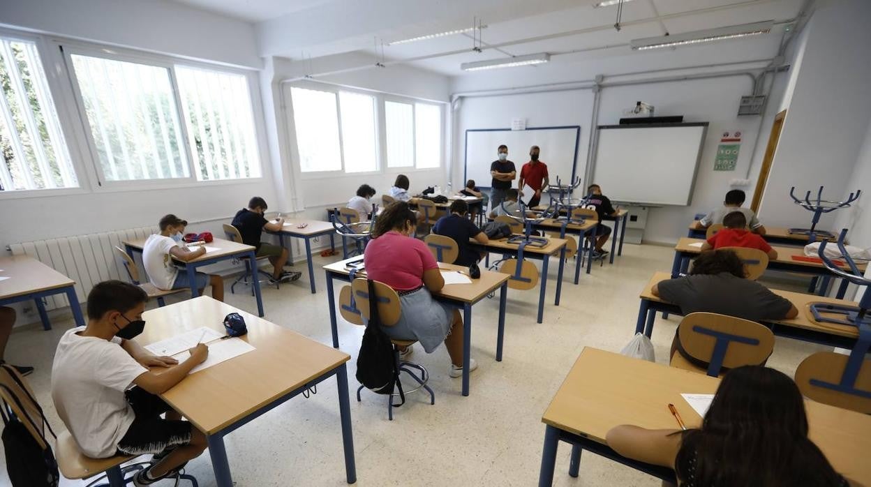 Un aula preparada para acoger los exámenes de septiembre este miércoles en Córdoba