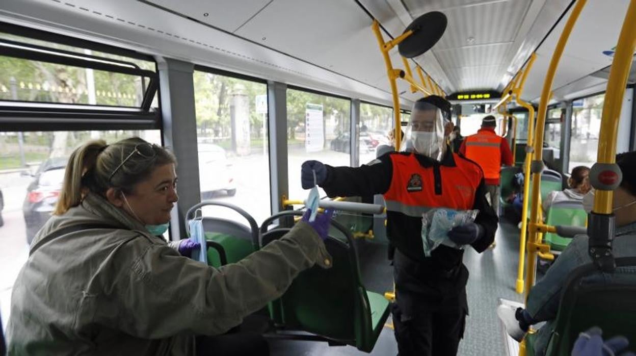 Reparto de mascarillas en un autobús de Aucorsa en abril de 2020