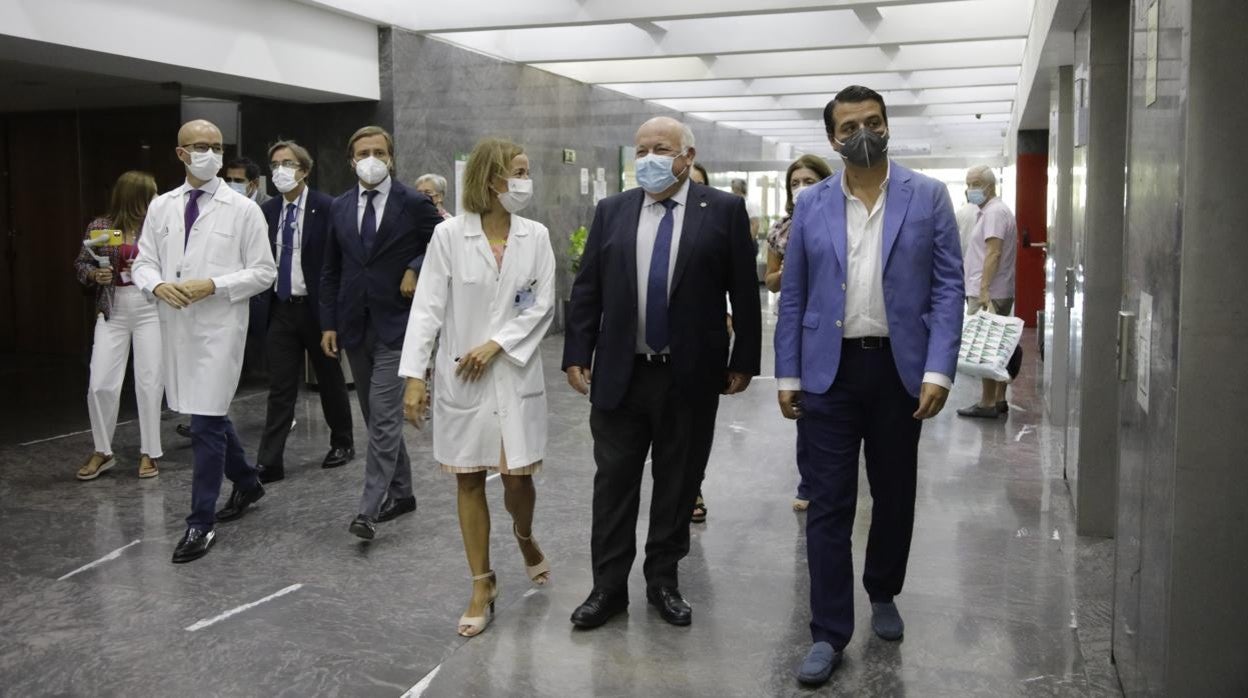 Aguirre junto al alcalde de Córdoba y otras autoridades en su visita el Hospital Reina Sofía