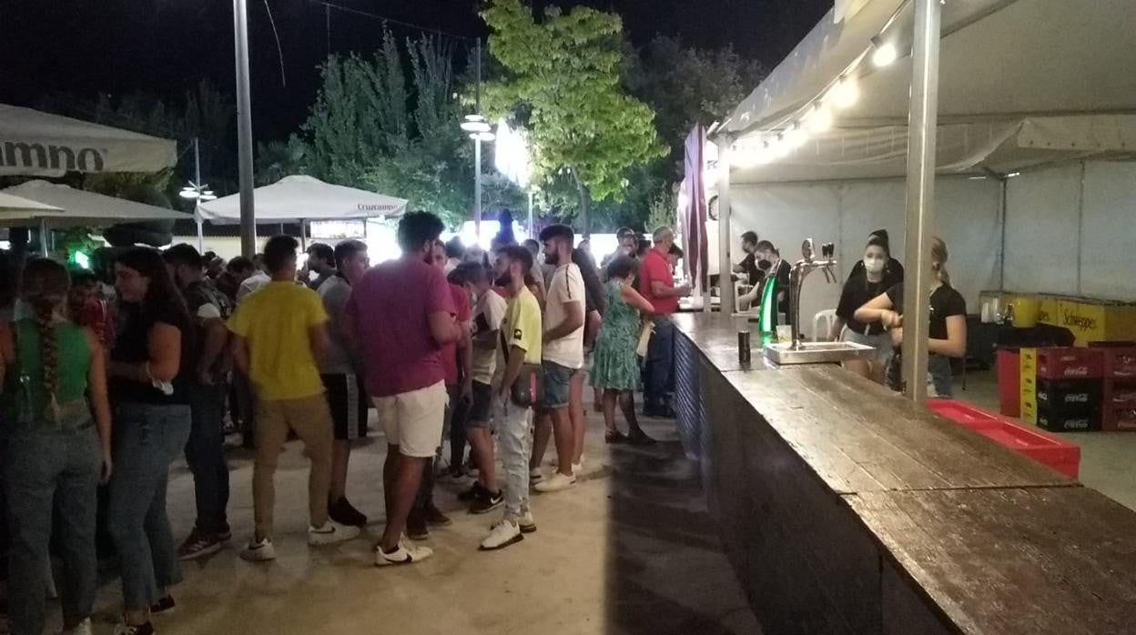 Público en la barra de una de las casetas-terraza de la feria de Priego de Córdoba