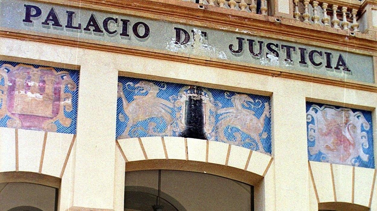 La Audencia de Granada ha condenado a cuatro años de prisión a un hombre por abusar de su nieta, no pudiendo además ejercer cualquier profesión que conlleve contacto regular y directo con menores de edad durante siete años