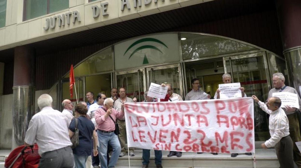Unos prejubilados de Jaén se manifiestan por el impago de sus pensiones